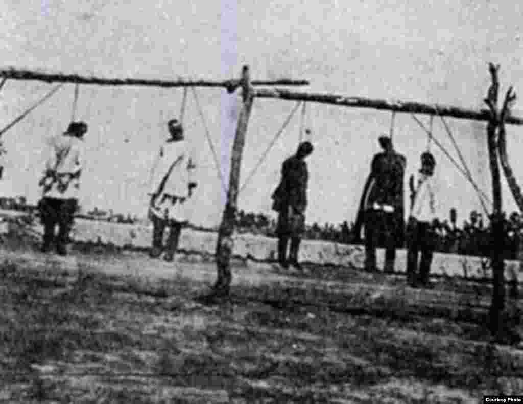 Восстание 1916 года имело два самых больших очага: один — в Семиречье (Жетысу), другой — в Тургайской степи. На подавление движения, носившего национально-освободительный характер, были брошены царские карательные отряды. Многие казахи и кыргызы вынуждены были бежать из Семиречья в Китай. На фото: казнь в Туркестанском крае участников национально-освободительного восстания. 1916 год. Фото из книги «Большой атлас истории и культуры Казахстана».