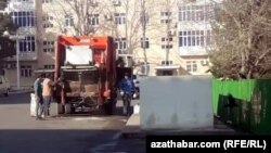 Мусорный контейнер во дворе столичного микрорайона, Ашхабад, февраль, 2020 