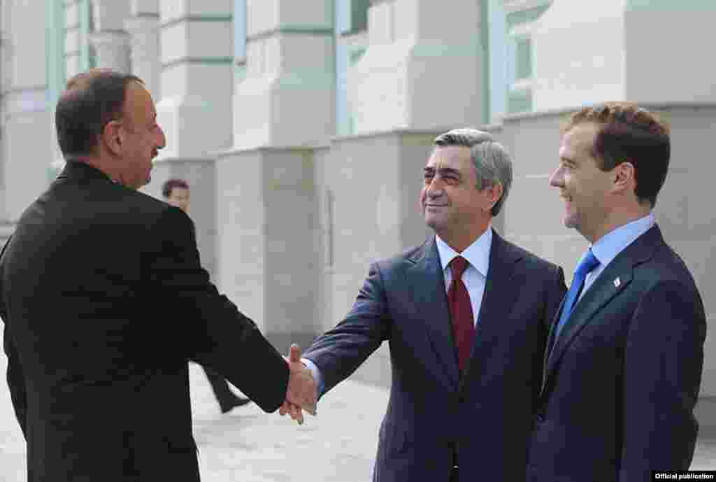 Ռուսաստան -- Ռուսաստանի եւ Հայաստանի նախագահները դիմավորում են Ադրբեջանի նախագահին, Կազան, 24-ը հունիսի, 2011թ. - Russia -- Trilateral meeting of Russian, Armenian and Azerbaijani presidents in Kazan, 24Jun2011
