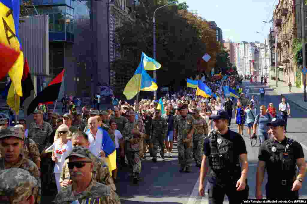 Ветераны устроили свои шествия в нескольких городах страны. Это Днепр. 