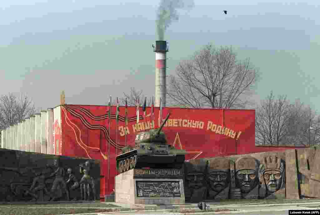 Памятник возле советской военной базы недалеко от Миловице, к северо-востоку от Праги. В 1991 году, через два года после Бархатной революции, ССР завершил вывод войск с базы