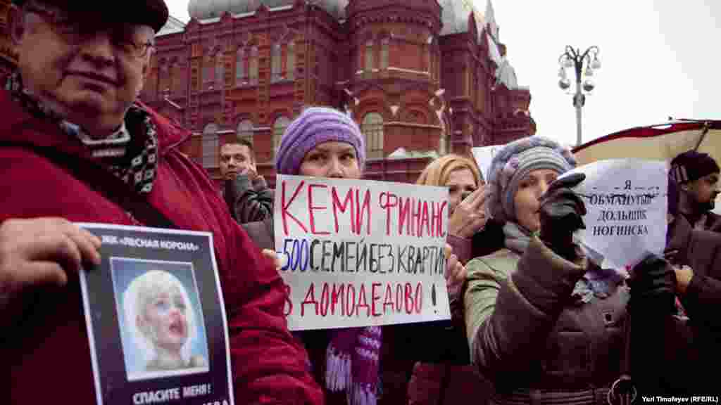 Активистам "Левого фронта" и объединений "Обманутых дольщиков" не удалось прорваться на Красную площадь, где планировалась несанкционированная акция "Народ против незаконных выборов!". 