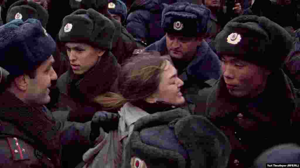 Активистам "Левого фронта" и объединений "Обманутых дольщиков" не удалось прорваться на Красную площадь, где планировалась несанкционированная акция "Народ против незаконных выборов!". 