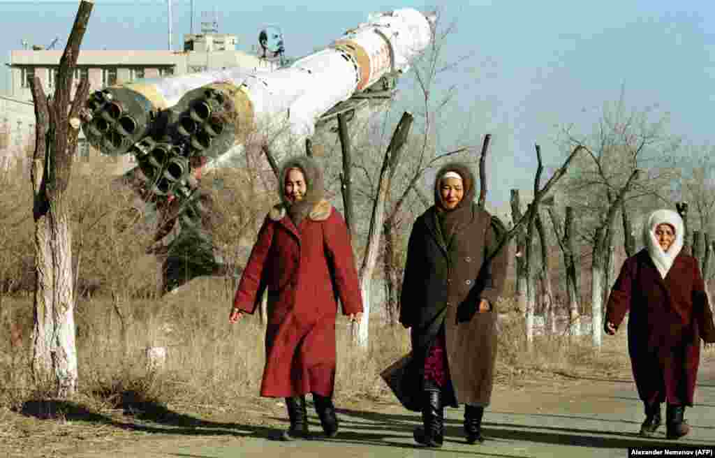 Местные жительницы, 1999 год. После распада Советского Союза Россия взяла в аренду у Казахстана Байконур и территории вокруг космодрома.