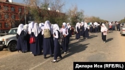 Ученицы школы в селе Фердауси, Туркестанская область. 5 сентября 2018 года.