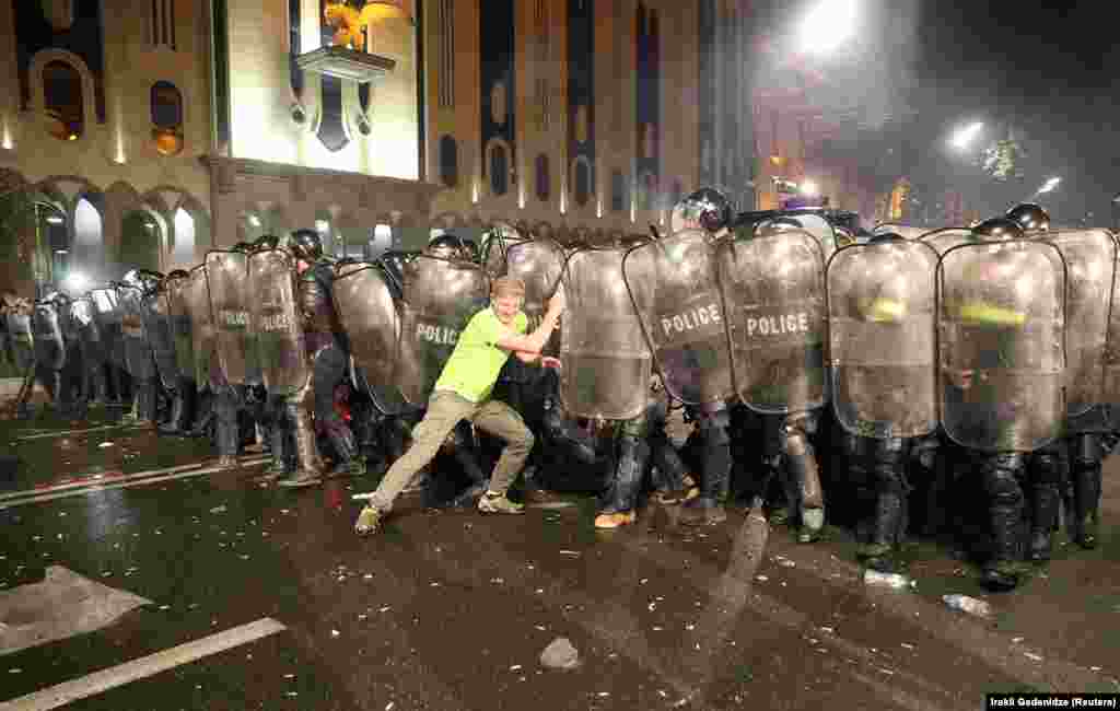 Полициягә каршы торучыларның берсе.