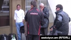 Արխիվ -- Արտագնա աշխատանքի մեկնող տղամարդիկ օդանավակայանում
