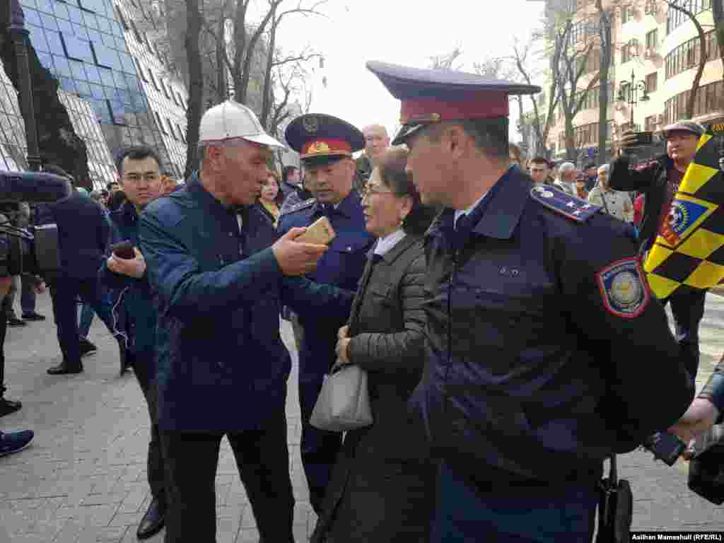 Житель Алматы заявляет, что он выступает против переименования столицы, 22 марта 2019 года. 