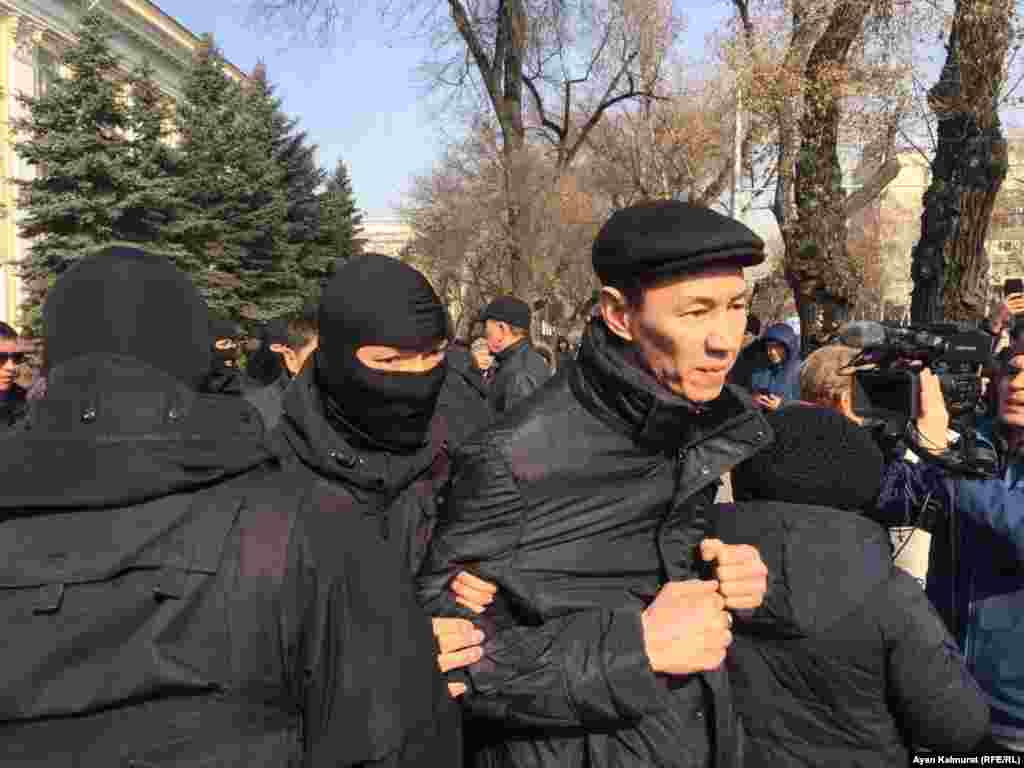 Спустя короткое время полицейские и сотрудники спрецподразделений в масках начали задерживать людей у офиса партии «Нур Отан» в Алматы.