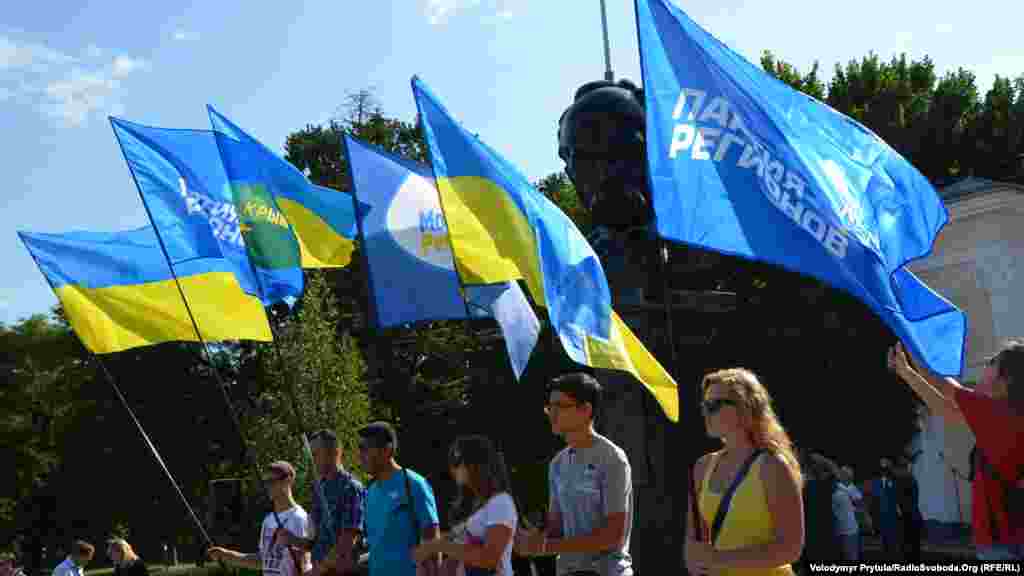 Прапори «Партії регіонів» під час вшанування українського прапора, 23 серпня 2013 року