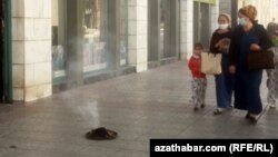 Aşgabat. Üzärlik tütetmek çäresi Türkmenistanda koronawirusa garşy iň meşhur serişdeleriniň biri bolmagynda galýar.