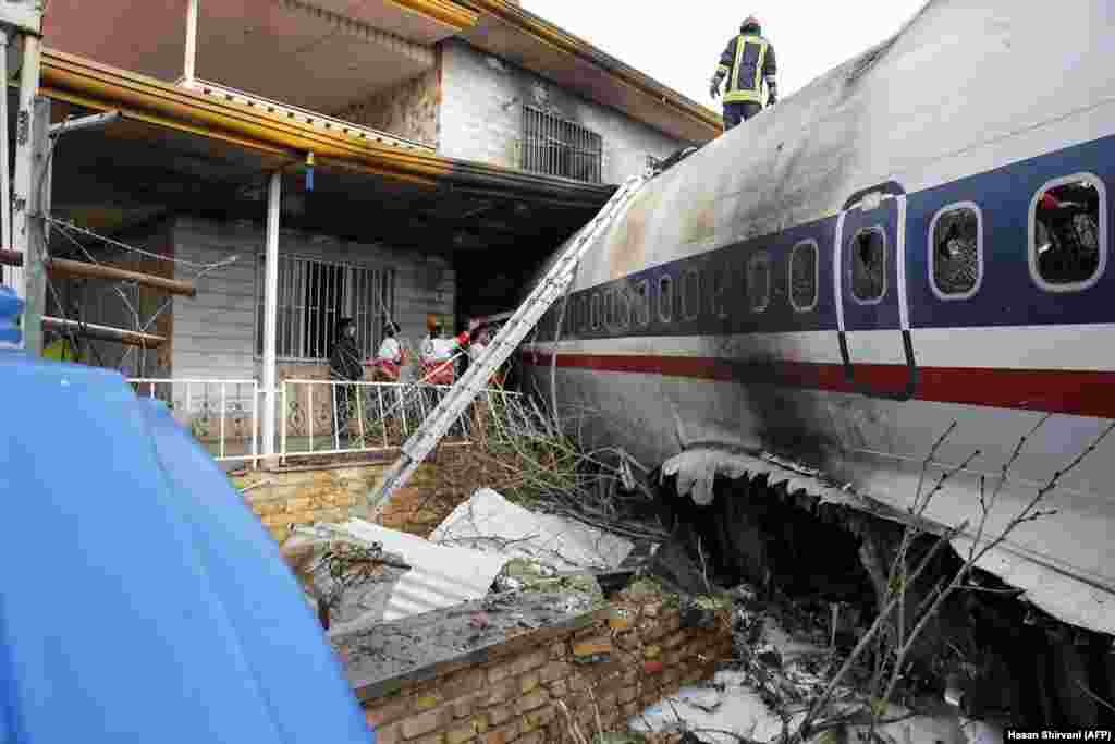 По последним данным, 15 человек на борту Boeing 707 погибли. Один выжил.