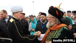 Мөфтиләр шурасы рәисе Равил Гайнетдин (с) һәм Үзәк диния идарәсе рәисе Тәлгать Тажетдин Болгар җыенында. 14 июнь 2014