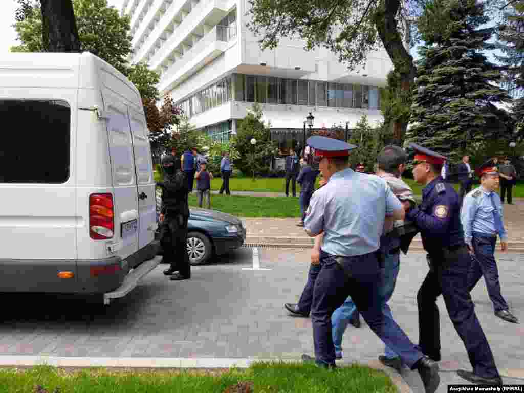 Некоторые задержанные были наказаны в административном порядке. Несколько человек, подозреваемые силовыми органами в участии в созданной Аблязовым организации, столкнулись с обвинениями по «экстремистским» статьям уголовного кодекса.