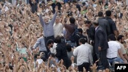 میر حسین موسوی در یکی از راهپیمایی های اعتراضی پس از انتخابات در تهران 