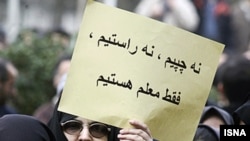 تصویری از تظاهرات معلمان در مقابل مجلس در سال ۱۳۷۶ 