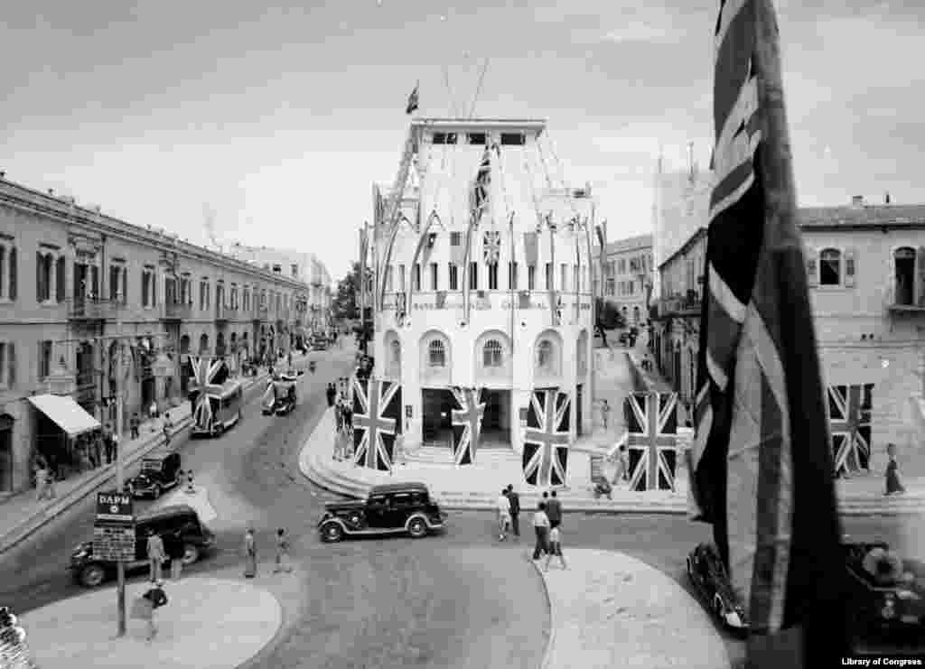 Британские флаги на улицах Иерусалима 9 мая 1945 года. Израиль, основанный после Второй мировой войны, отмечает День Победы 9 мая, по сообщениям, из-за большего числа иммигрантов из бывшего СССР. 