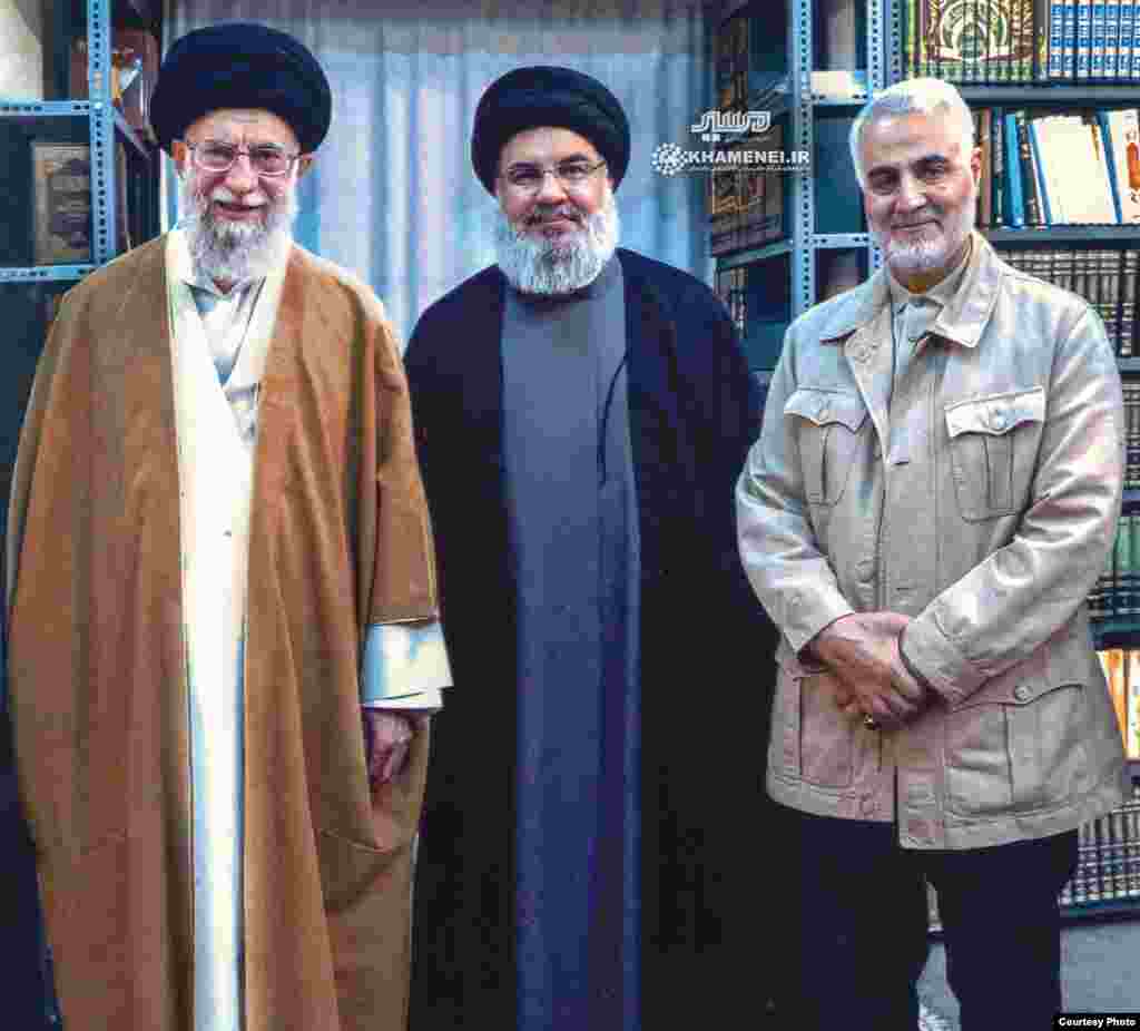 این عکس بدون تاریخ را وب‌سایت رهبر جمهوری اسلامی منتشر کرده است