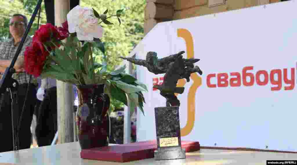 Узнагарода ляўрэату прэміі «За свабоду думкі імя Васіля Быкава»