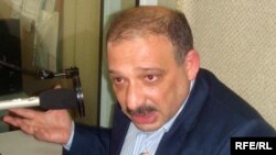 Корреспондент газеты "Зеркало" Рауф Миркадыров в студии АзадлыгРадиосу, 2009