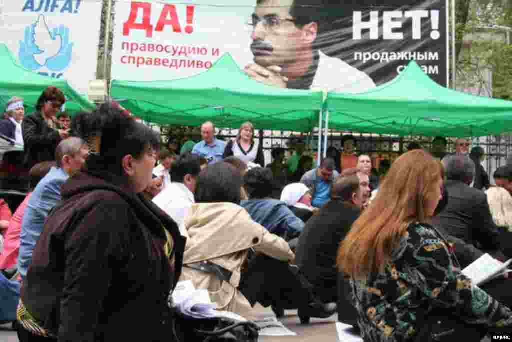 Сидячая акция протеста активистов оппозиции после того, как их не пропустил полицейский кордон. Алматы, 1 мая 2010 года.