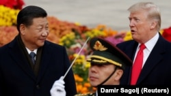 Си Цзиньпин (сол жақта) пен Дональд Трамптың (оң жақта) 2017 жылы кездескен сәті.