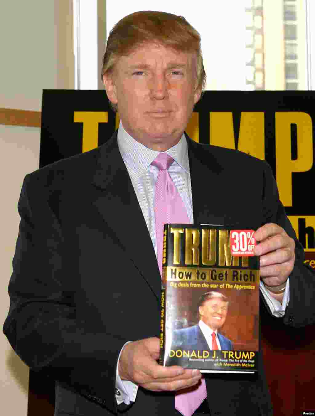 Трамп со своей книгой "Как стать богатым", изданной в 2004 году. Его предыдущая книга "Искусство договора" стала бестселлером и способствовала обретению популярности. 