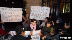 Երիտասարդ մայրերն ու հղիները` նախագահի նստավայրի դիմաց