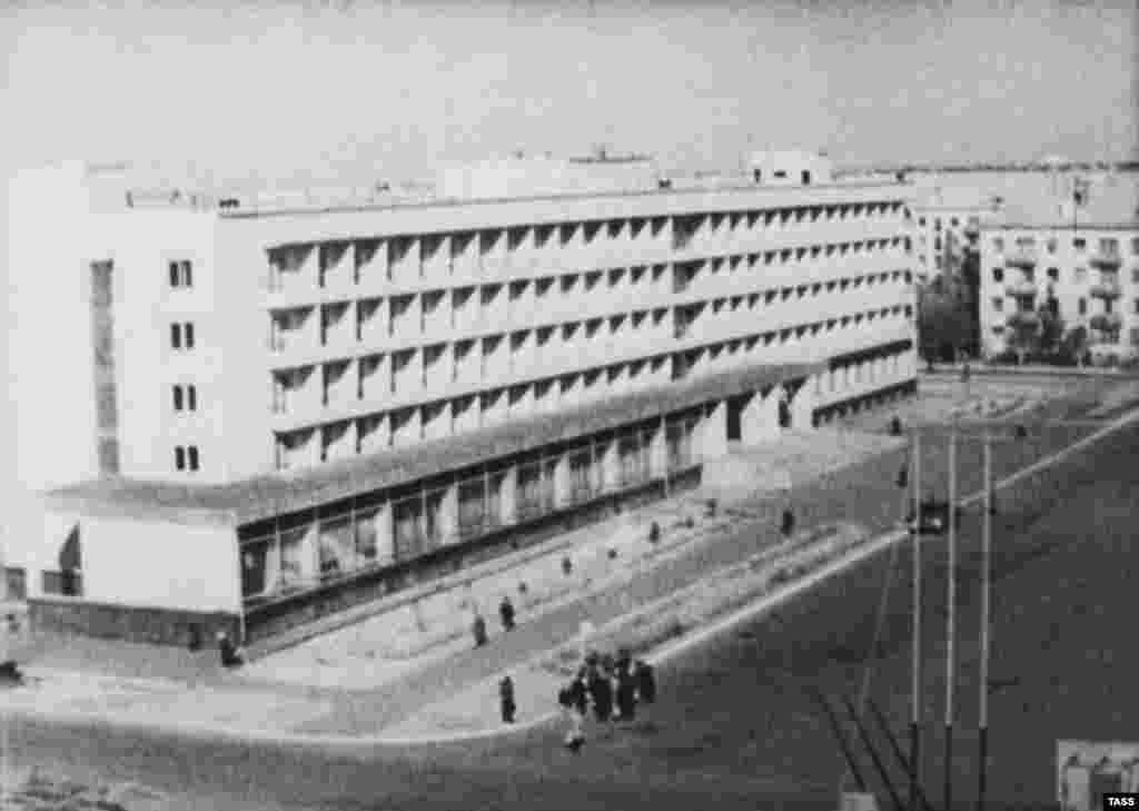 Центр города Байконур (тогда он назывался Ленинском), построенного для обслуживания пусков. Равнинная местность позволяла поддерживать качественную связь на большие расстояния и ограничивала риски падения отработанных ступеней ракет на гражданские объекты. Линейная скорость вращения Земли на широте Байконура составляет 316 метров в секунду — это считается благоприятным условием для запусков на орбиту.