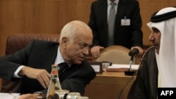 نبیل العربی (چپ) دبیرکل اتحادیه عرب در حال گفت و گو با شیخ حمد بن جاسم آل ثانی، وزیر امور خارجه قطر.