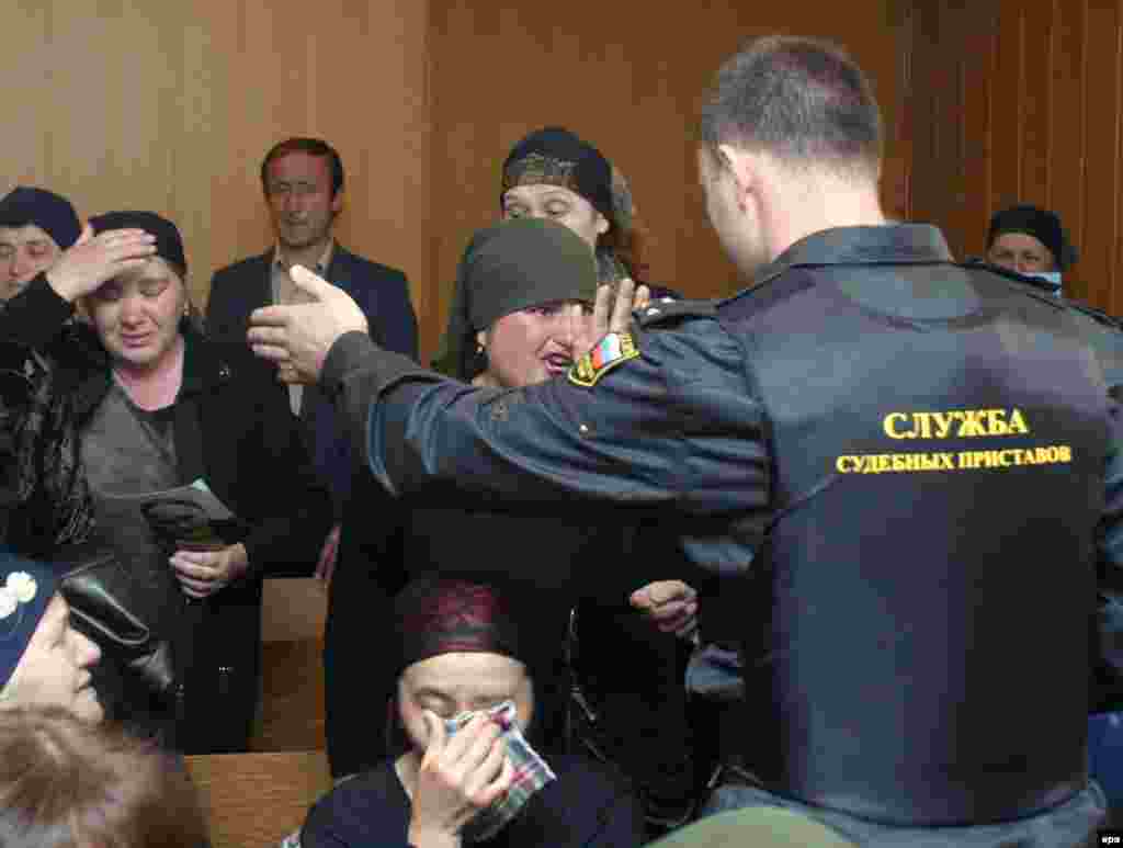 Під час судового засідання у справі Нурпаша Кулаєва, єдиного бойовика, заарештованого в ході кризи із заручниками в Беслані, в суді у Владикавказі, 19 травня 2005 року