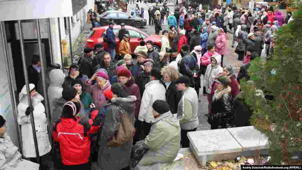 Київ, 9 листопада 2012 року – Люди біля метро Хрещатик збираються на мітинг. За кого – не знають…
