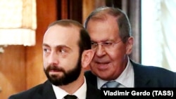 лавы МИД Армении и России - Арарат Мирзоян (слева) и Сергей Лавров (архив)