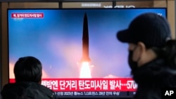 TV ekran prikazuje lansiranje projektila Severne Koreje tokom informativnog programa na železničkoj stanici u Seulu, u Južnoj Koreji, 18. decembra 2023. Ilustrativna fotografija
