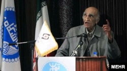 محمدابراهیم باستانی پاریزی، مورخ، نویسنده، و شاعر ایرانی.