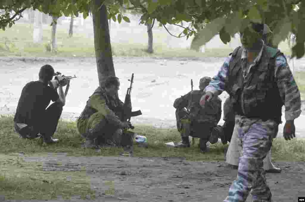 Російський спецназ займає позиції біля школи після того, як бойовики захопили навчальний заклад, 1 вересня 2004 року