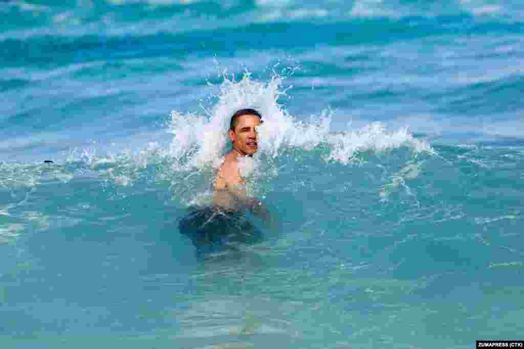 Înotînd la Kaneohe Bay, Hawaii, la 1 ianuarie 2012. Obama este primul președinte american născut în Hawaii.