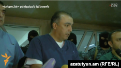 «Էրեբունի» բժշկական կենտրոնի գործադիր տնօրեն Միքայել Մանուկյանը պատասխանում է լրագրողների հարցերին