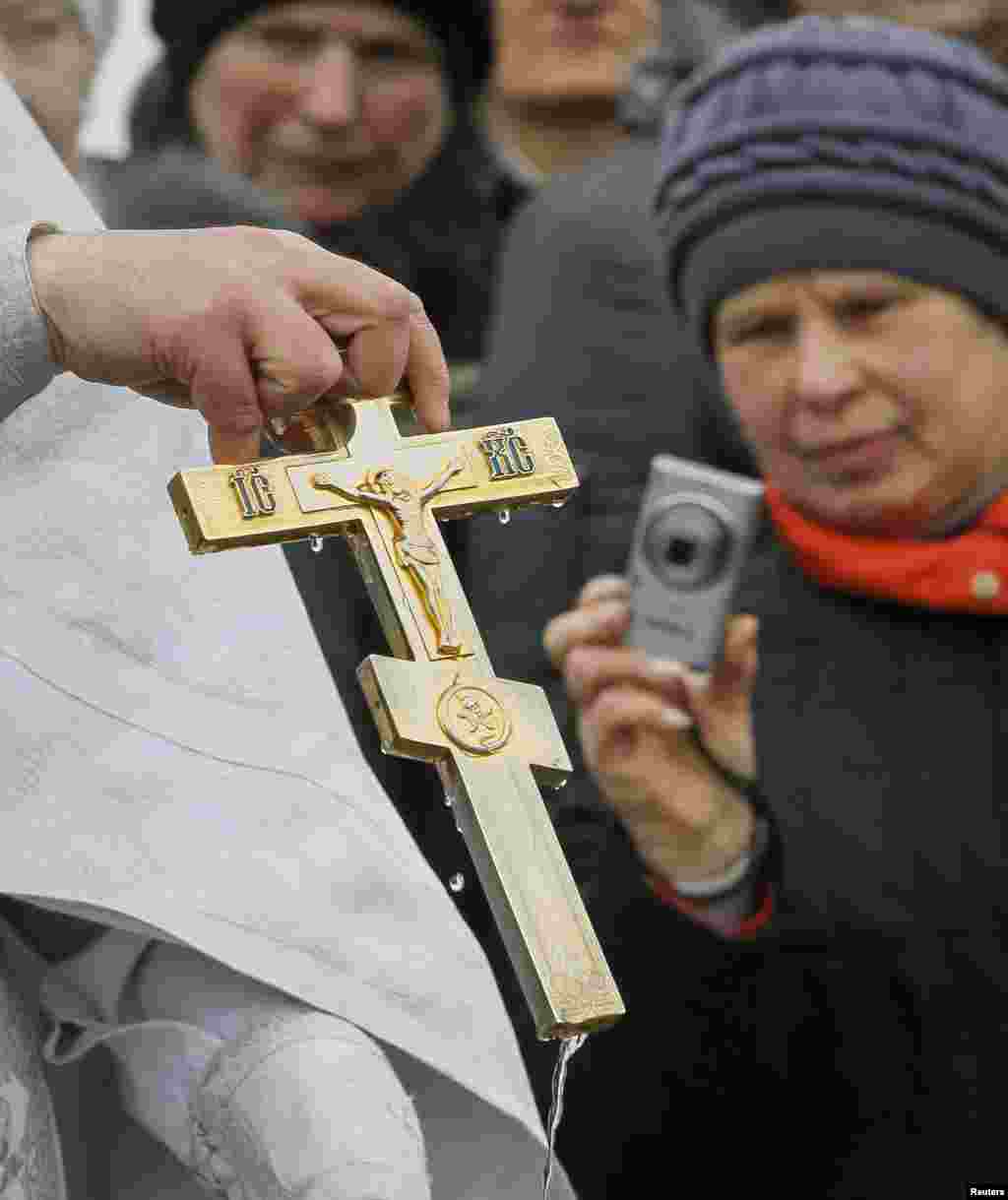 Многие православные в этот день отправляются в храмы за водой: они верят, что крещенская вода приносит духовное и телесное здоровье.