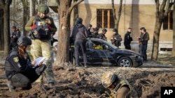 Аскердик эксперттер Харьковдо орус армиясынын соккусу тийген жерди текшерип жатат, 6-апрель, 2024-жыл