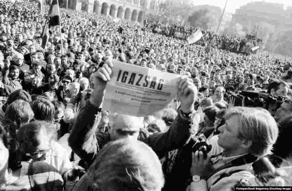 مردی در روز ۲۳ اکتبر ۱۹۸۹ روزنامه‌ای را با این نوشته روی دست گرفته که مجارستان به یک جمهوری دموکراتیک تبدیل شد. تیتر اول روزنامه نوشته است: «هرچند با تأخیر، اما به هیچ عنوان برای پیروزی دیر نیست». پارلمان مجارستان به زودی تغییراتی در قانون اساسی کشور را تأیید کرد که راه را برای برگزاری انتخابات آزاد هموار می‌کرد. ماتیاش سوروش، رئیس‌جمهور موقت کشور،‌ در جمع هزاران تن که در کنار ساختمان پارلمان جمع شده بودند، گفت: «من رسماً اعلام می‌کنم که از امروز،‌۲۳ اکتبر ۱۹۸۹، مجارستان یک جمهوری است و با نام رسمی جمهوری مجارستان شناخته می‌شود».