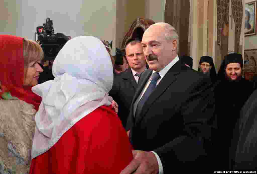 Президент Беларуси Александр Лукашенко в церкви во время православной Пасхи 19 апреля. Лукашенко высмеял глобальную озабоченность по поводу COVID-19, назвав происходящее «массовым психозом», и заявил, что необходимости во введении жестких ограничительных мер нет.