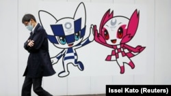 A falon a tokiói olimpia kabalafigurái, Miraitowa és Someity, Tokió, 2020. december 24. 