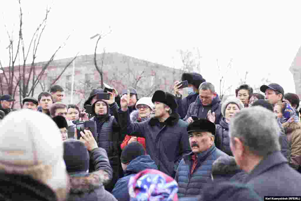1986 жылғы Желтоқсан оқиғасының қаһарманы Қайрат Рысқұлбековтің інісі Талғат Рысқұлбеков Желтоқсан құрбандарына қойылған "Тәуелсіздік таңы" ескерткіші жанында жиналғандар алдында сөйлеп тұр. Алматы, 16 желтоқсан 2018 жыл.