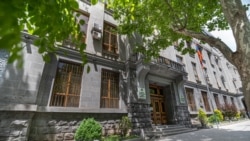 Ենթադրյալ «պետական դավաճանության» դեպքերը մի շարք հարցեր են առաջացնում. ԱԱԾ-ն ու Դատախազությունը, սակայն, չեն մանրամասնում