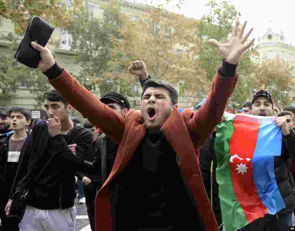 Azeri ünneplők Baku utcáin. 2020. november 10.&nbsp;