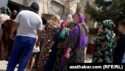 Döwlet dükanynyň öňünde nobata garaşýan adamlar. Illýustrasiýa suraty. Türkmenistan.