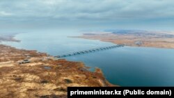 Шығыс Қазақстан облысындағы Бұқтырма суқоймасында салынған жаңа көпір. 21 қазан, 2024 жыл. Primeminister.kz сайтындағы фото.