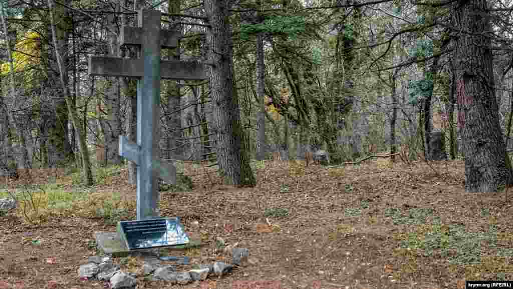 Хрест на місці розстрілу жертв «червоного терору» на початку грудня 1920 року над нинішнім Південнобережним шосе. На табличці під хрестом зазначено, що тоді було розстріляно понад тисячу поранених і хворих зі шпиталів Алупки