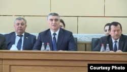Аз чап ба рост: Мансурҷон Умаров, раиси низоми зиндонҳои Тоҷикистон, Ҳабибулло Воҳидзода, додситони кулл ва раиси КДАМ Саймӯъмин Ятимов. Акс аз саҳифаи додситонии кулли Тоҷикистон